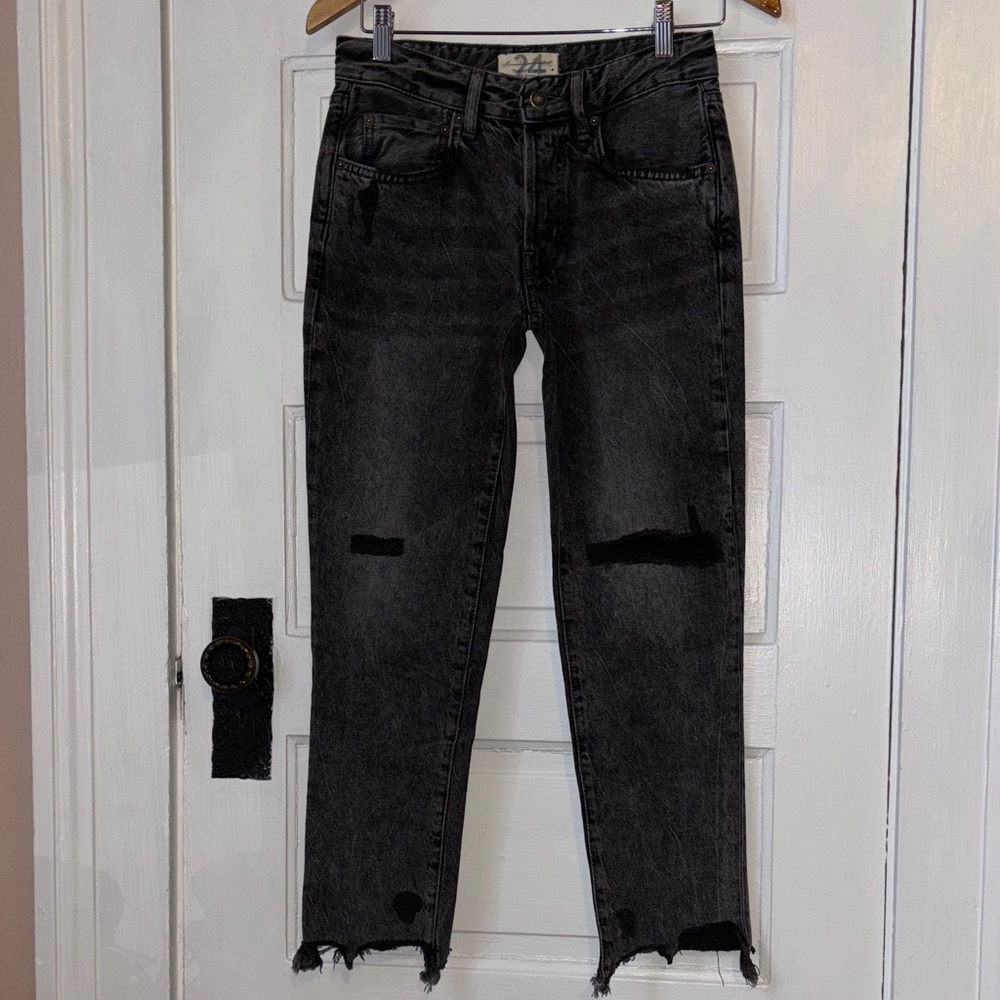 WE THE FREE BLACK DISTRESSED JEANS
